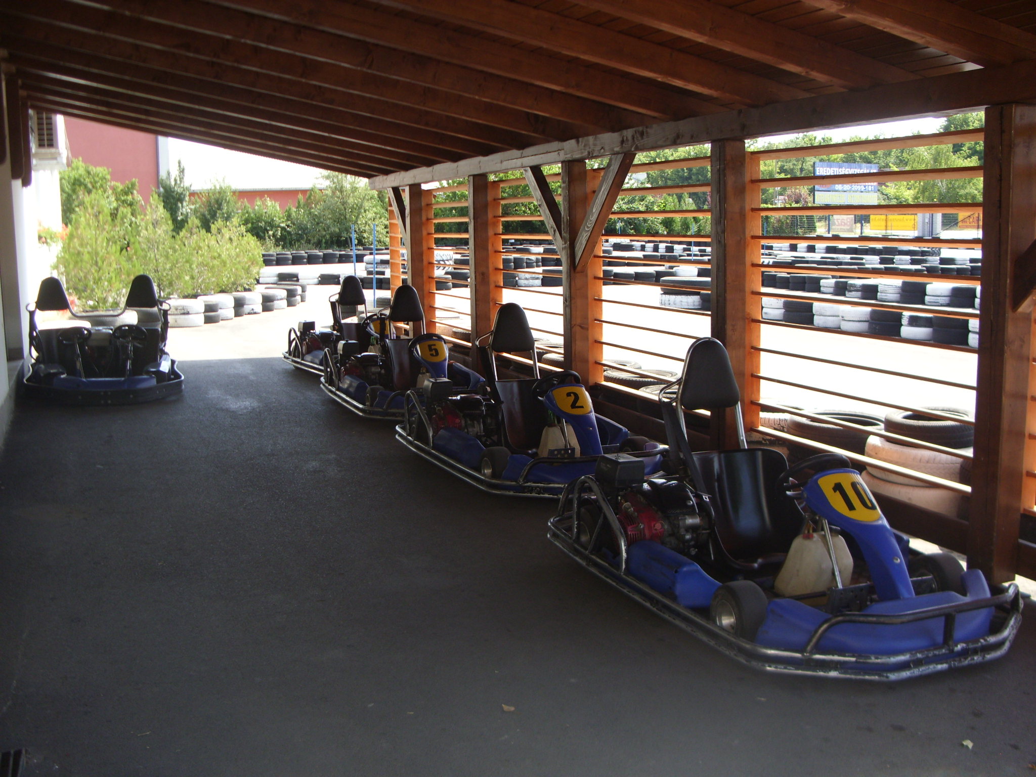 A Gokart Fehérvár Kft. elérhető árakon nyújt remek lehetőségeket bérgokartozásra.