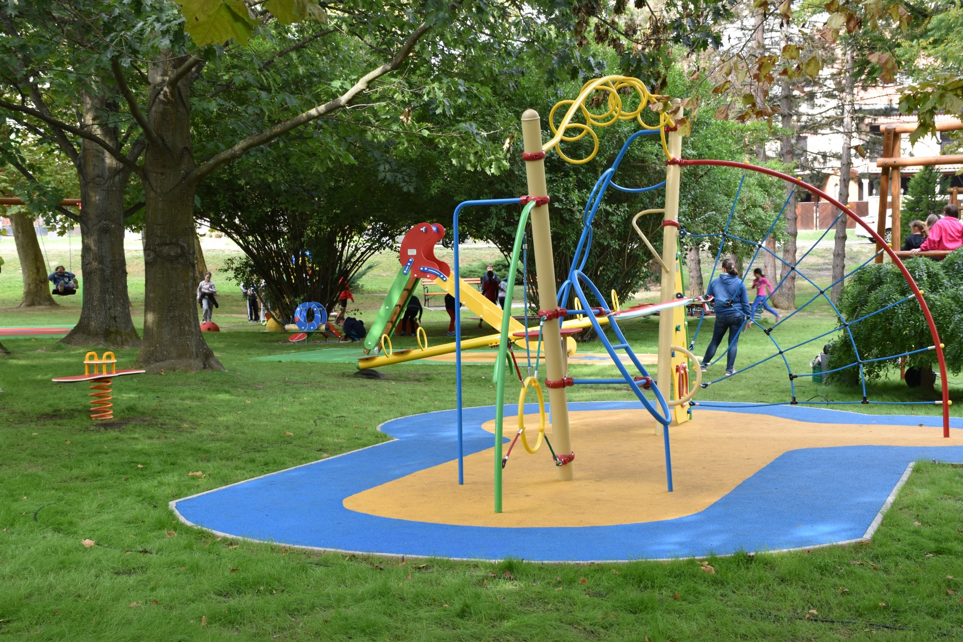 Profi játszótér kivitelezés elérhető árakon A World 2000 Kft. kedvező árakon foglalkozik játszóterek tervezésével és kivitelezésével.