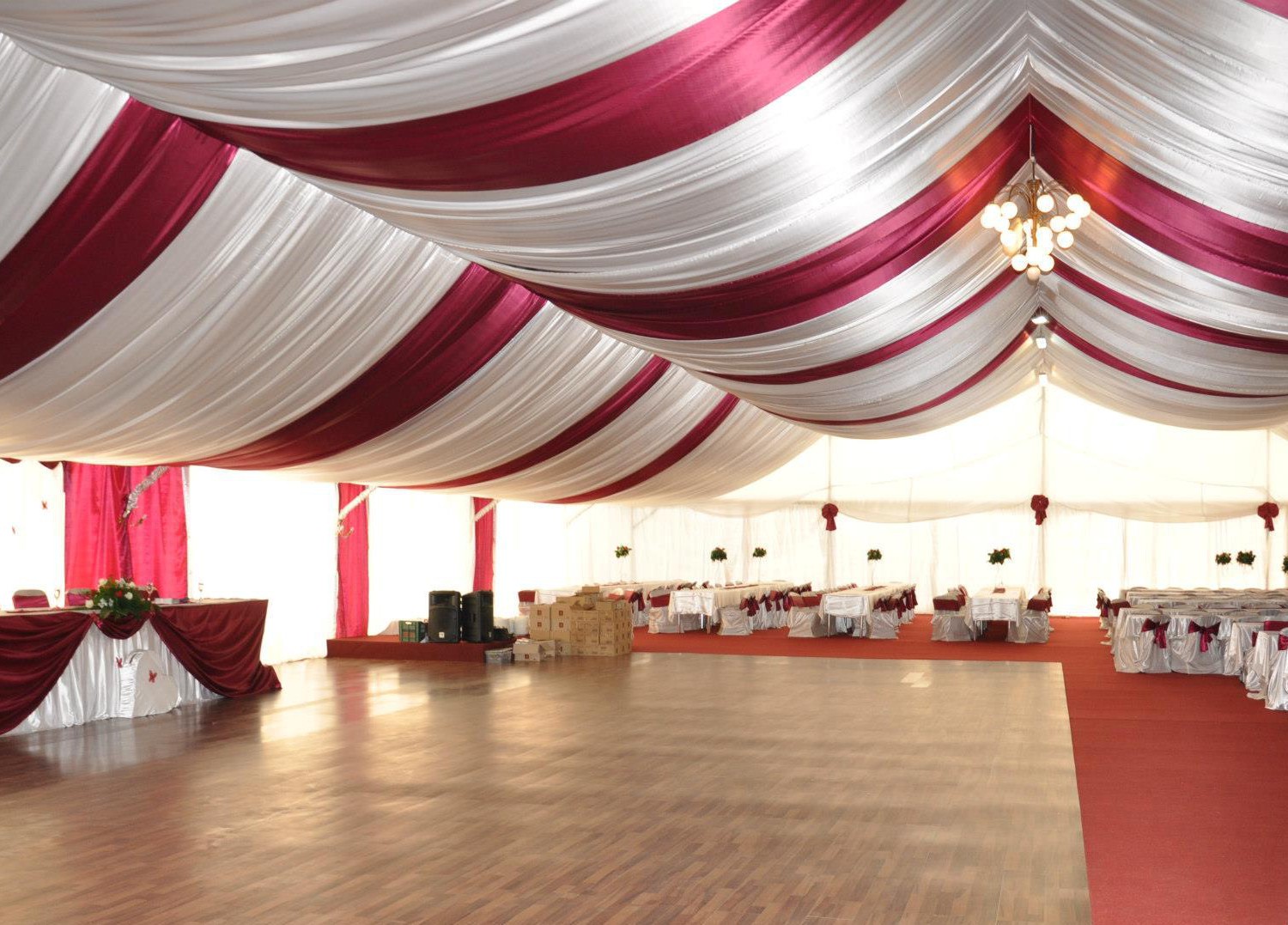 Tágas és ellenálló rendezvénysátor: tökéletes helyszíne eseményének! Nagyszerű áron készíttethet vagy bérelhet rendezvénysátort.