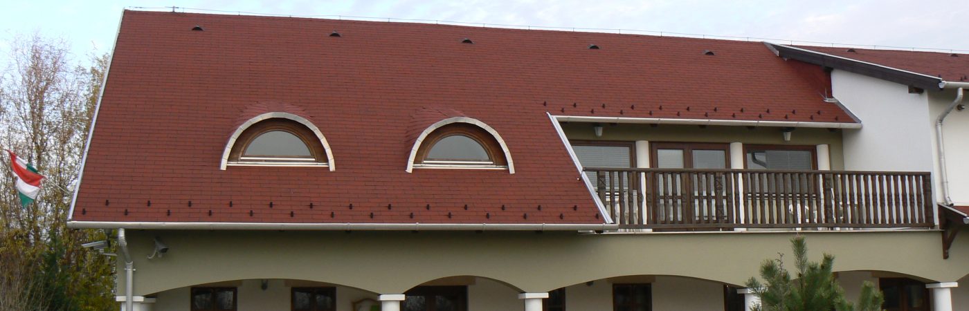 Elegáns zsindelyes tető kialakításához rendelhet minőségi építőanyagot