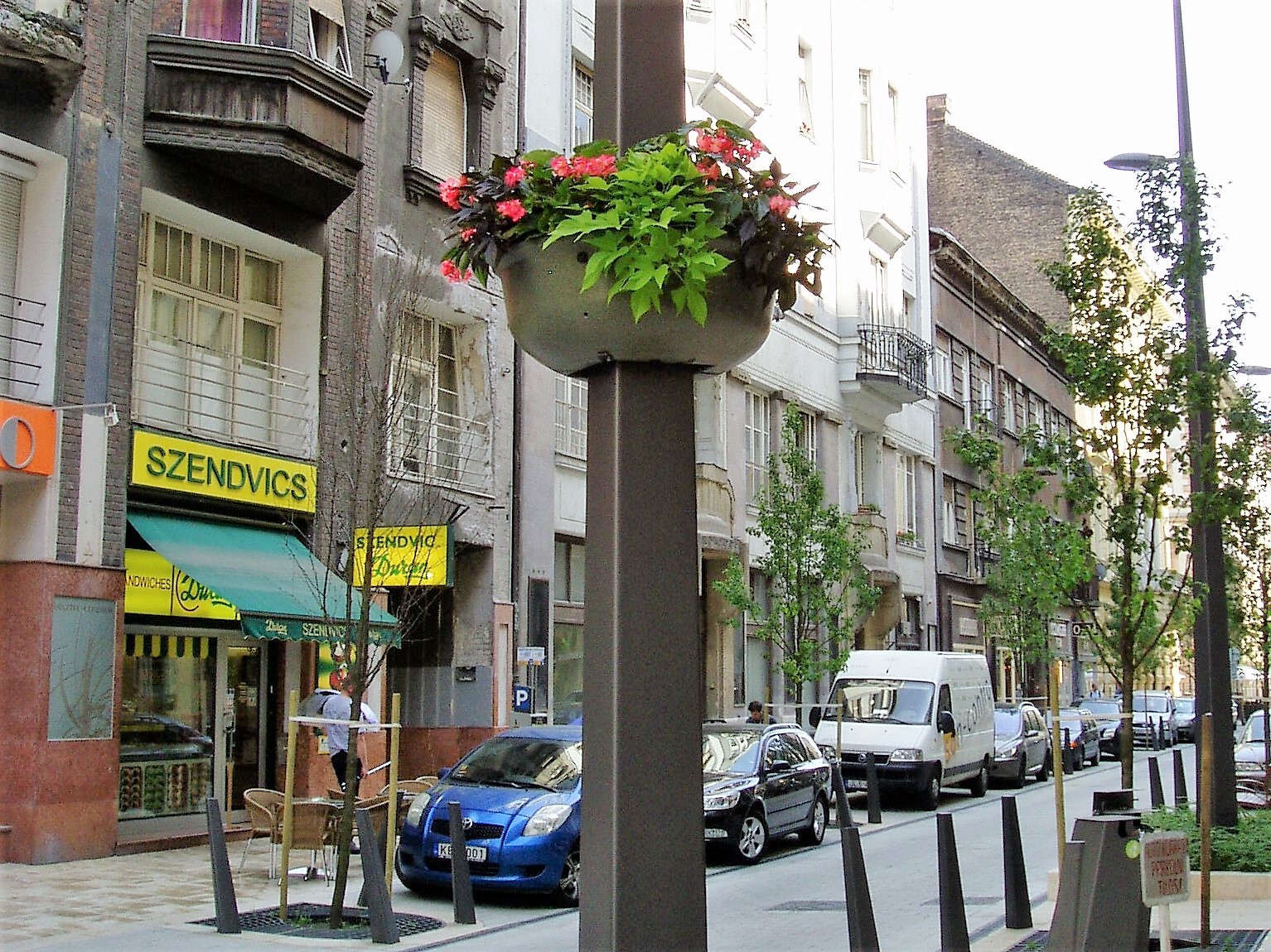 A virágedényekkel minden utca szebbé tehető!