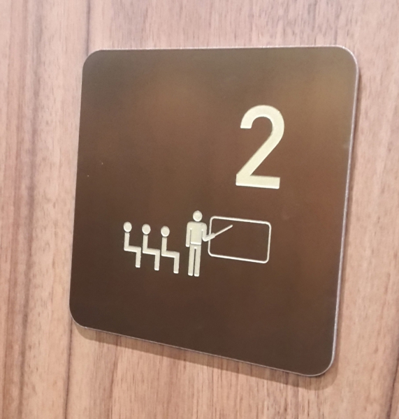 Az alumínium táblarendszer sok segítséget nyújt a tájékozódásban